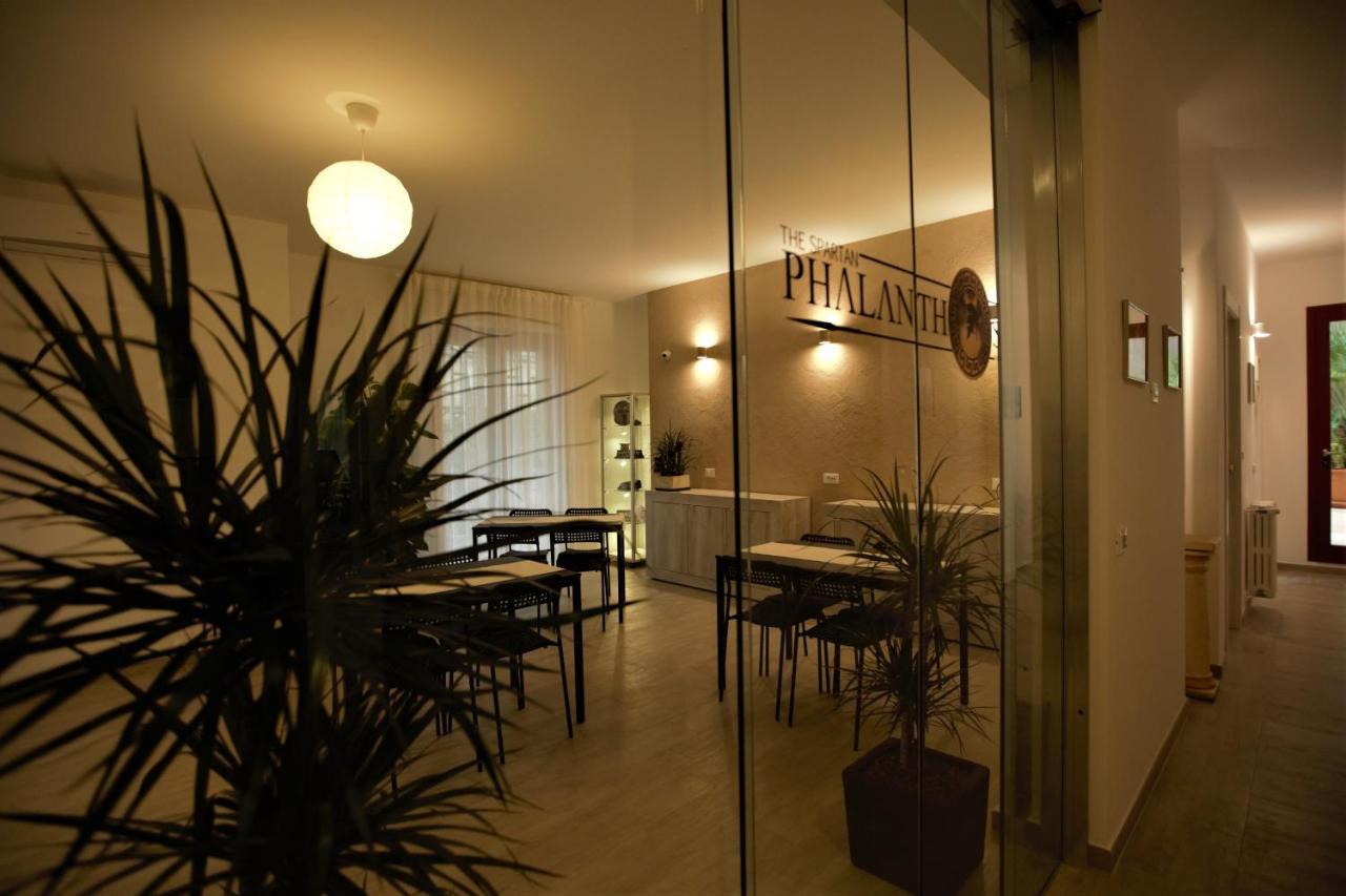 Phalanthos Taranto Bed and Breakfast Buitenkant foto