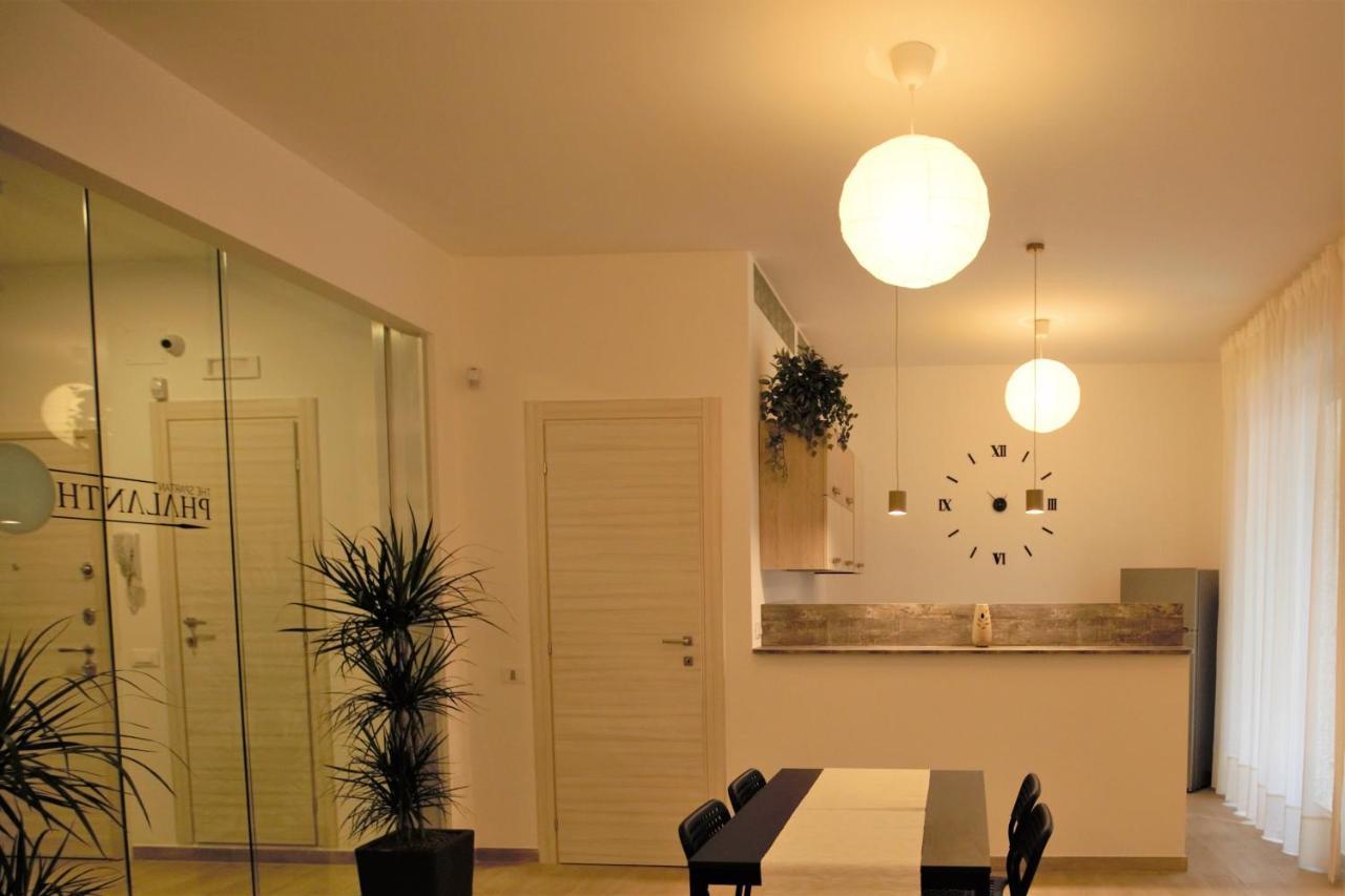 Phalanthos Taranto Bed and Breakfast Buitenkant foto